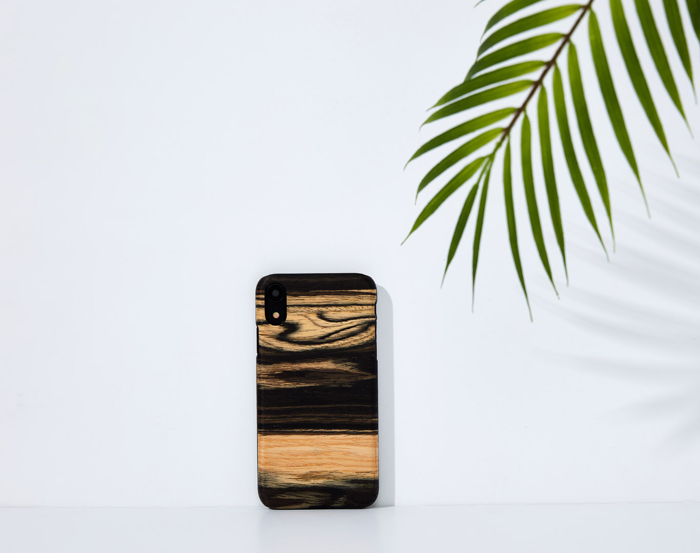 MAN&WOOD iPhone XR Korpus Valge Eebenimust