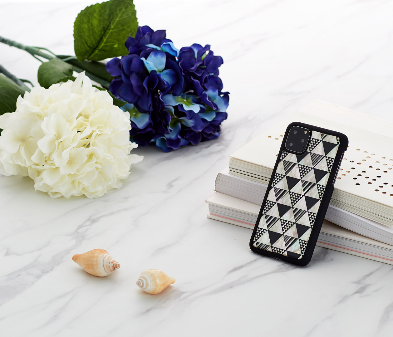 iKins iPhone 11 Pro Max Case Pyramid Black