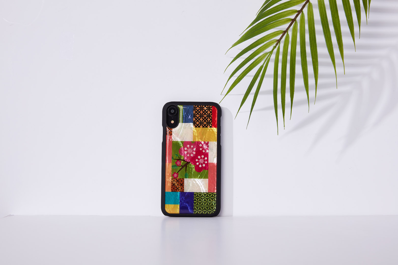 iKins iPhone XR dėklas vyšnių žiedai juodas