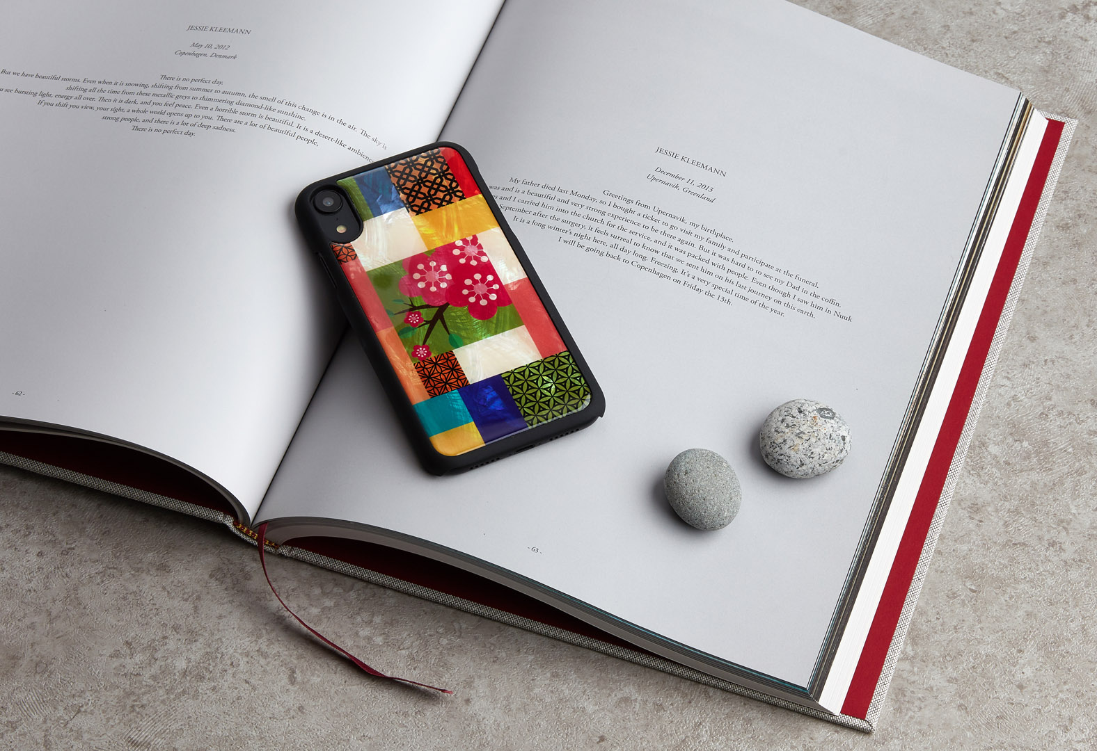 iKins iPhone XR dėklas vyšnių žiedai juodas