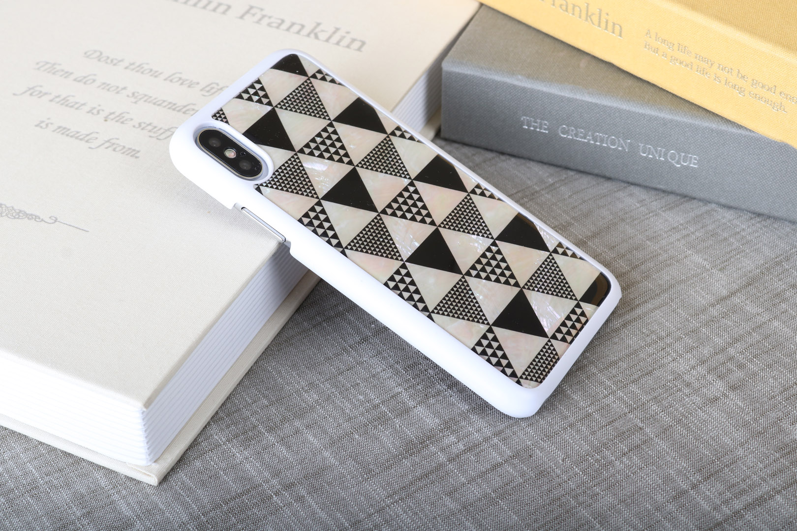 iKins iPhone XS/S Piramīdas Balts Vāciņš