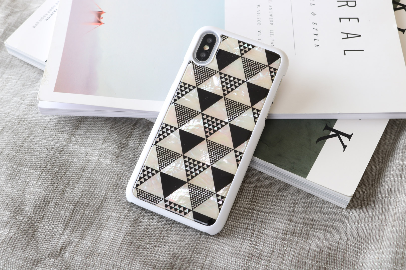 iKins iPhone XS/S Piramīdas Balts Vāciņš