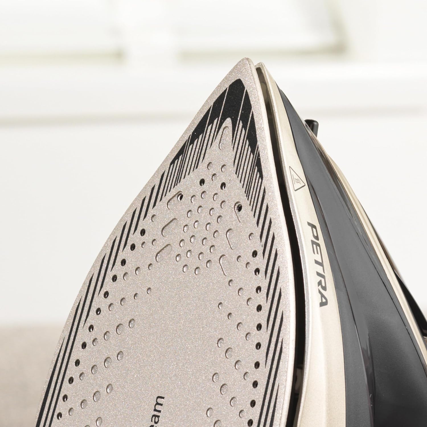 Petra PF01480VDE 2200W Steam iron Damaged Box