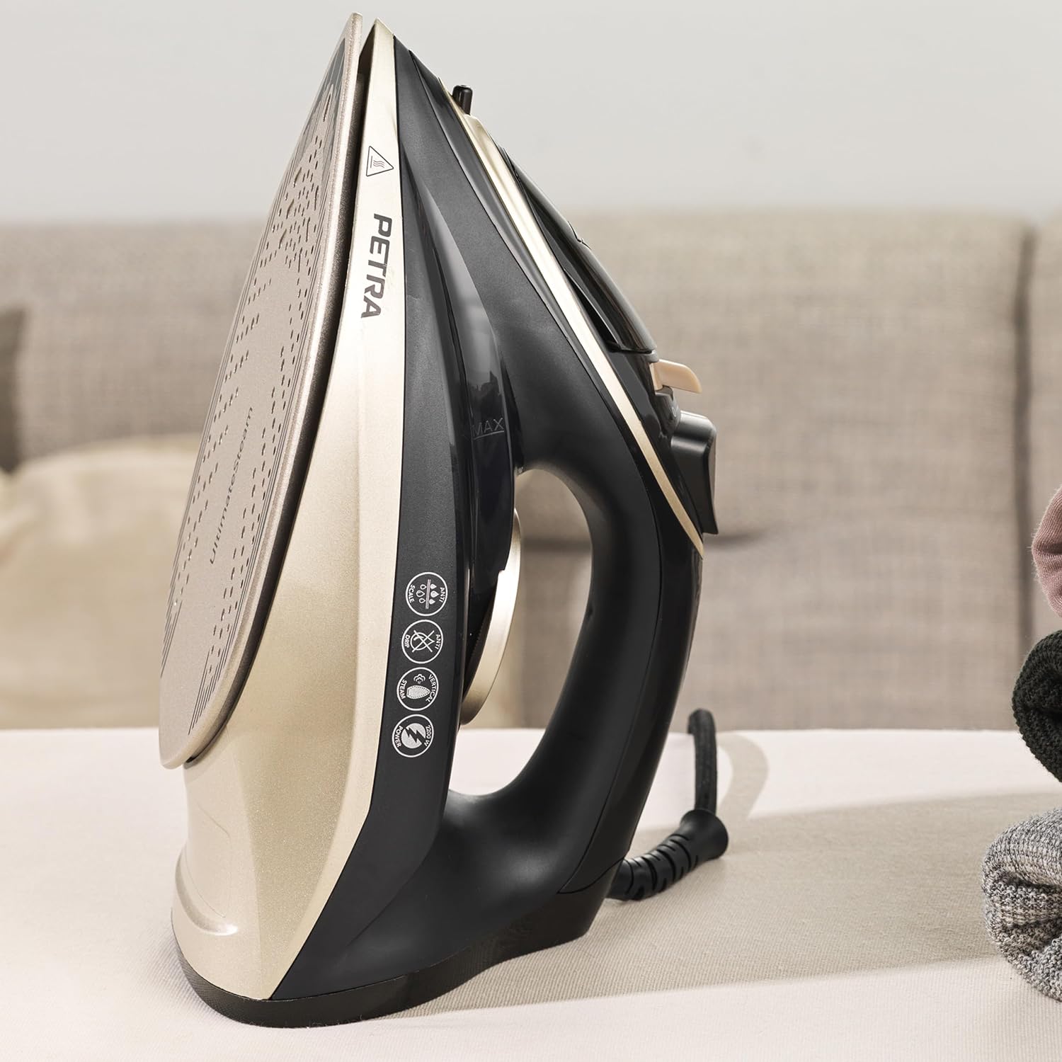 Petra PF01480VDE 2200W Steam iron Damaged Box
